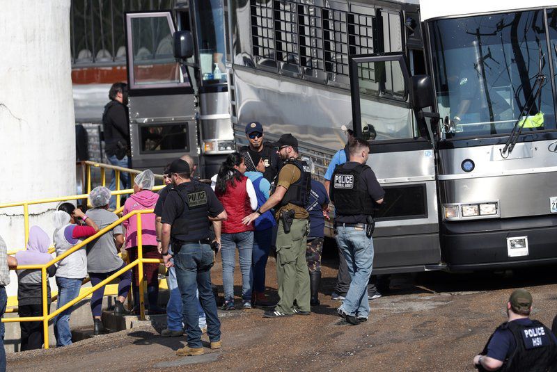 Legislador critica a Trump por redadas de migrantes
